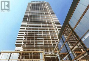 88 Queen St E in Toronto, ON - Building Photo