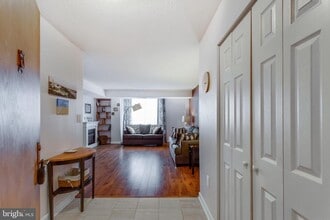 1808 Old Meadow Rd in McLean, VA - Foto de edificio - Building Photo