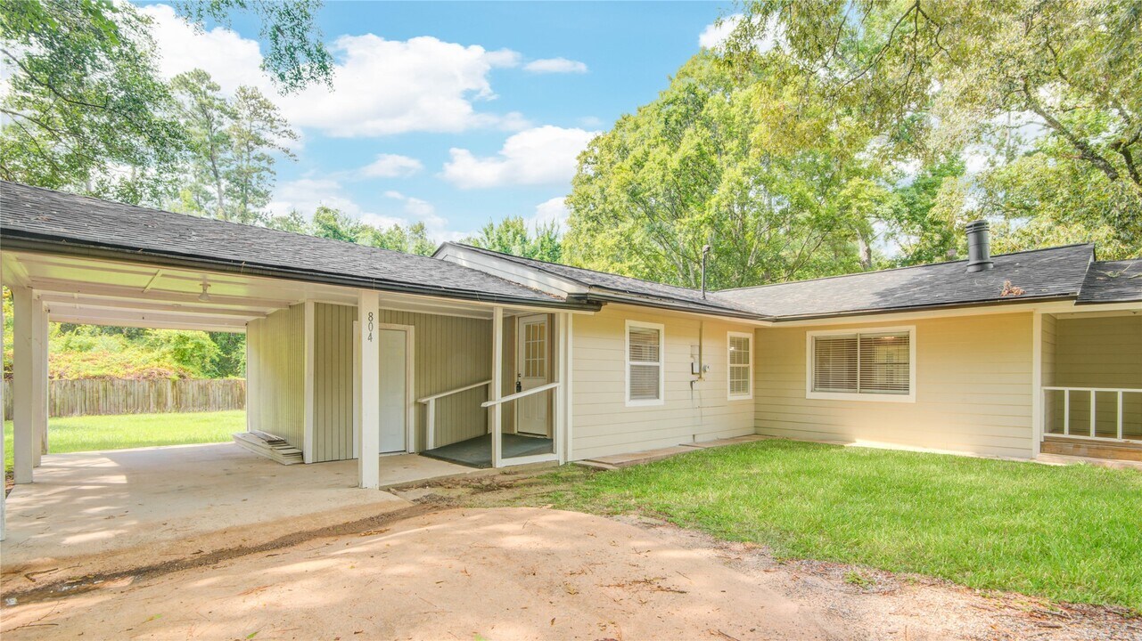 804 Chickasaw Dr in Montgomery, TX - Building Photo