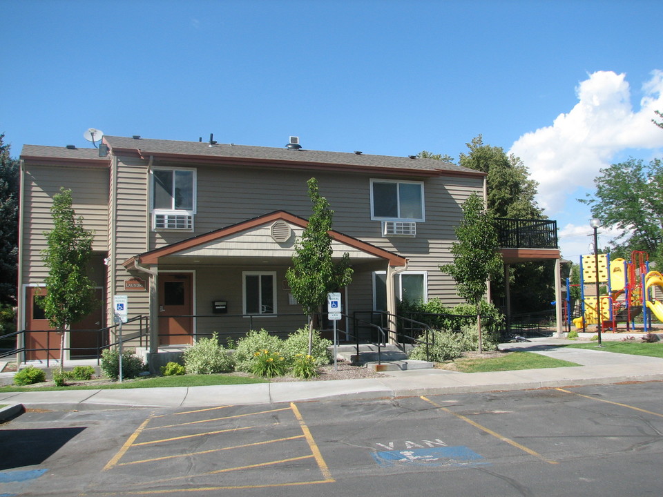 Saturn Apartments in Idaho Falls, ID - Building Photo