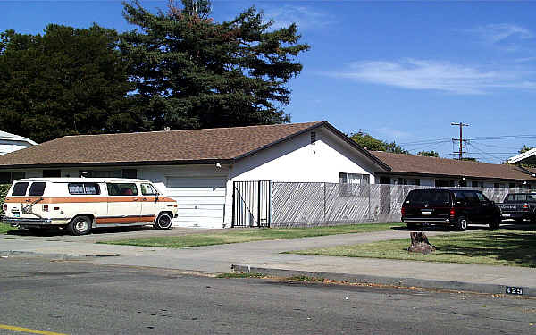 429 Daisy Ave in Lodi, CA - Foto de edificio