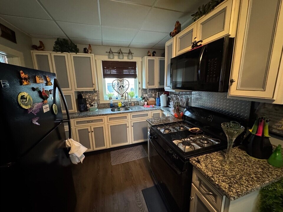 293 Linden St in Fall River, MA - Building Photo