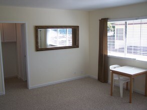 1352 Ocean Park Blvd in Santa Monica, CA - Foto de edificio - Building Photo