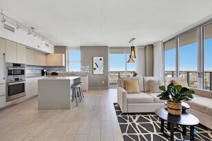 4010 S Ocean Dr in Hollywood, FL - Building Photo