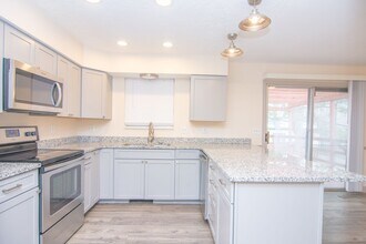 543 Applewood Dr in Centerville, UT - Building Photo - Building Photo