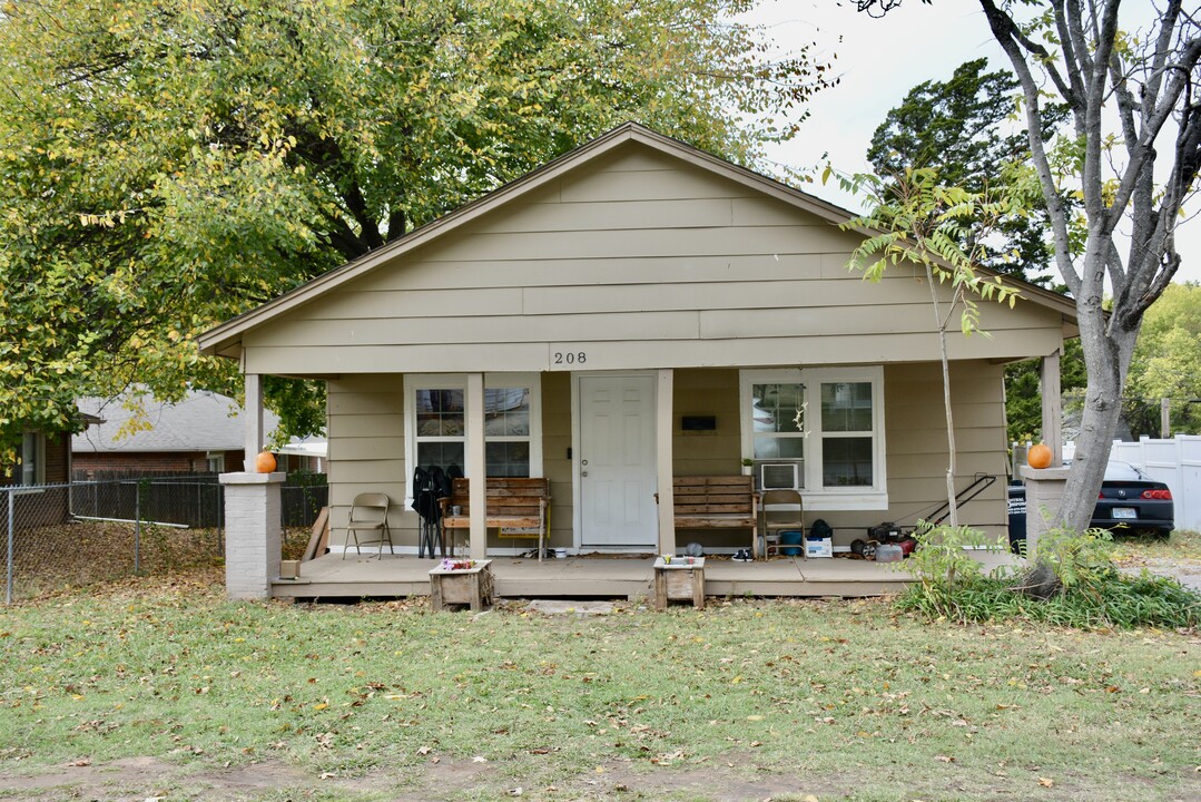 208 N Cleveland Ave in Shawnee, OK - Building Photo