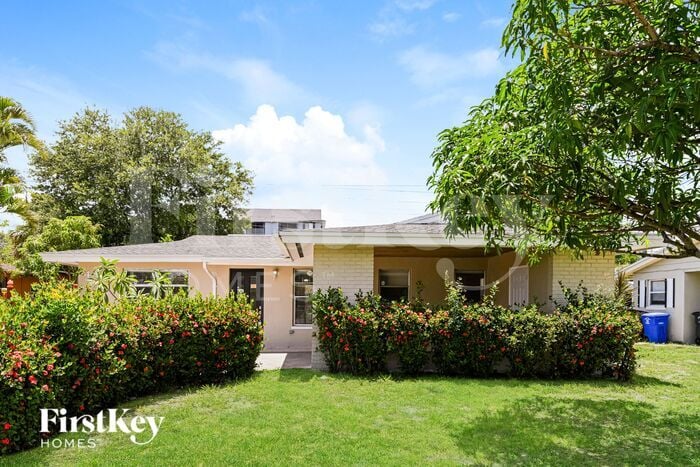 4762 West Dr in Ft. Myers, FL - Foto de edificio
