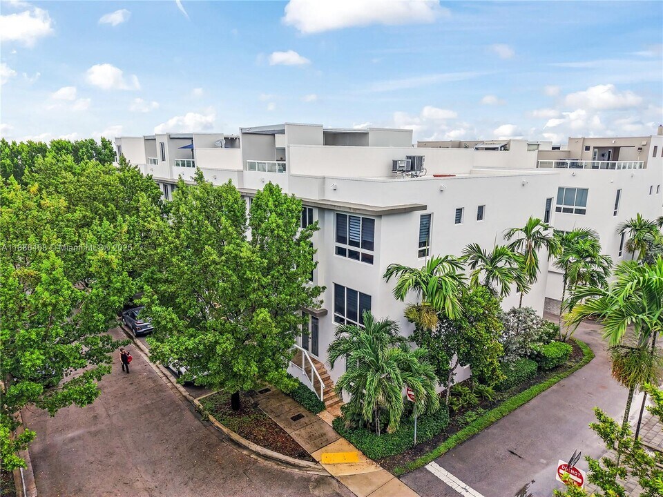 6611 NW 105th Pl in Doral, FL - Building Photo