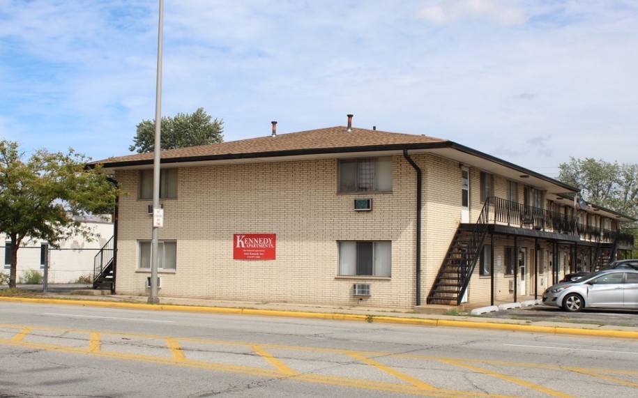 Camelot Apartments in Hammond, IN - Building Photo