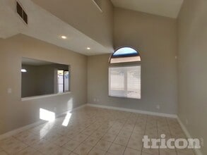 5728 Fairlight Dr in Las Vegas, NV - Building Photo - Building Photo