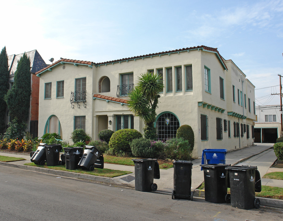 431 S Cloverdale Ave in Los Angeles, CA - Building Photo