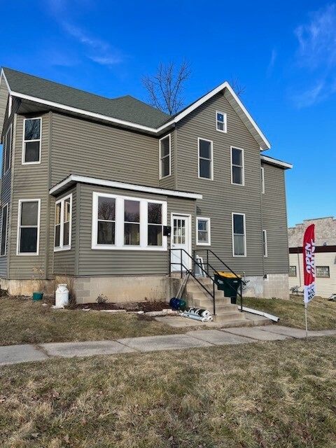 618 1st St in New Glarus, WI - Building Photo