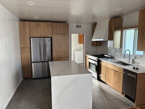 366 1/2 E Hillsdale St, Unit 366 and a half in Inglewood, CA - Foto de edificio - Building Photo