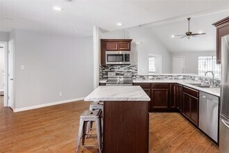 8518 Forest Point Dr in Humble, TX - Foto de edificio - Building Photo