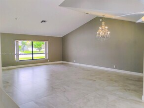 9654 Sun Pointe Dr in Boynton Beach, FL - Building Photo - Building Photo