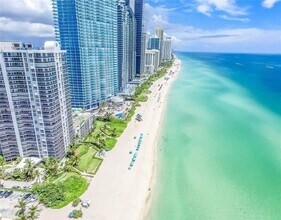 16711 Collins Ave in Sunny Isles Beach, FL - Foto de edificio - Building Photo