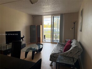 16851 NE 23rd Ave in North Miami Beach, FL - Building Photo - Building Photo