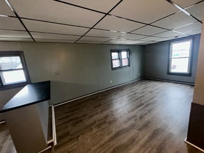 102 S Main St, Unit 2B in Harrisville, PA - Foto de edificio - Building Photo