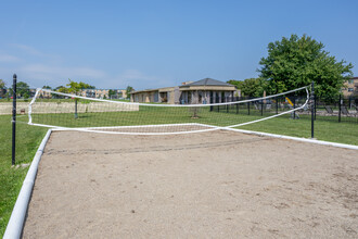 Lakota Lake Apartments in West Chester, OH - Building Photo - Building Photo