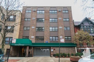 555 W Arlington Pl, Unit 301 in Chicago, IL - Building Photo
