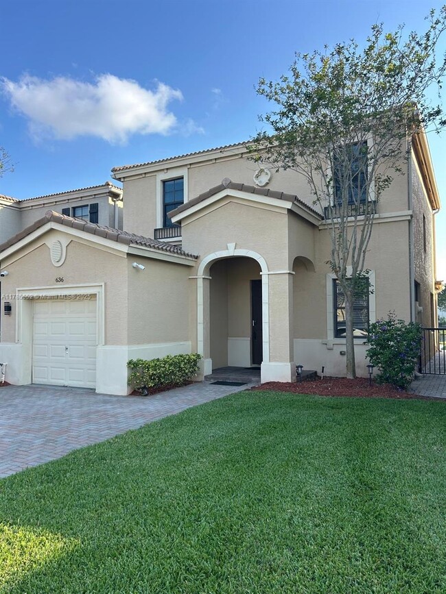 636 NE 193rd St in Miami, FL - Foto de edificio - Building Photo
