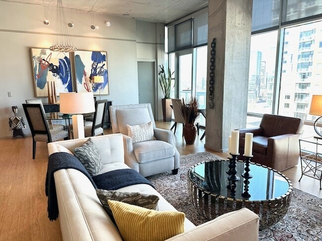 700 12th Ave S, Unit 905 in Nashville, TN - Foto de edificio - Building Photo