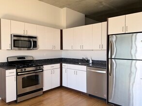 235 W Van Buren St, Unit 3006 in Chicago, IL - Building Photo - Building Photo