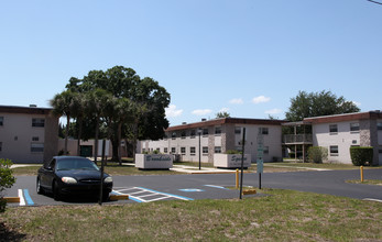 Brookside Square Apartments in St. Petersburg, FL - Building Photo - Building Photo