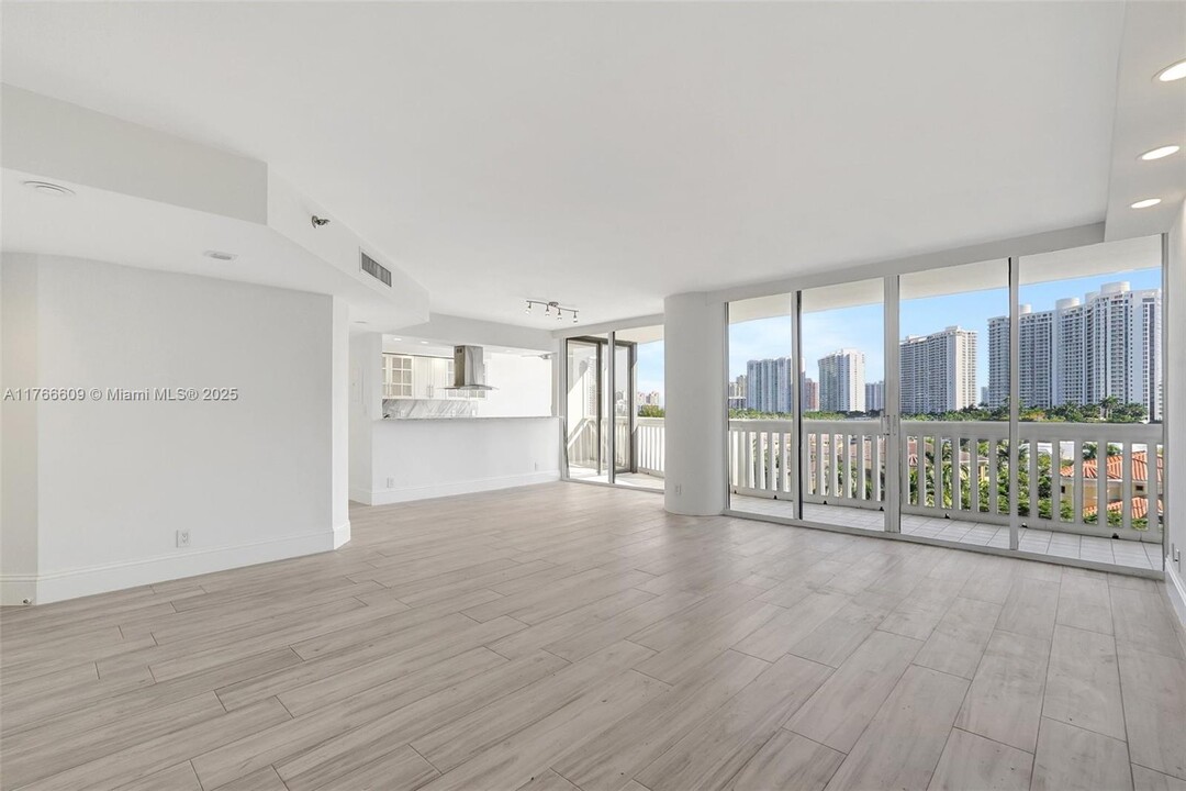 1000 E Island Blvd in Aventura, FL - Foto de edificio