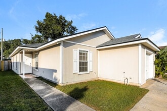 7899 Cherry Blossom Dr N in Jacksonville, FL - Foto de edificio - Building Photo