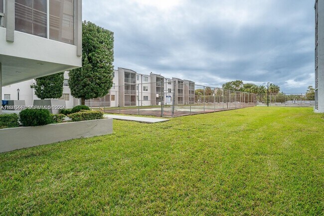 14150 SW 84th St in Miami, FL - Foto de edificio - Building Photo