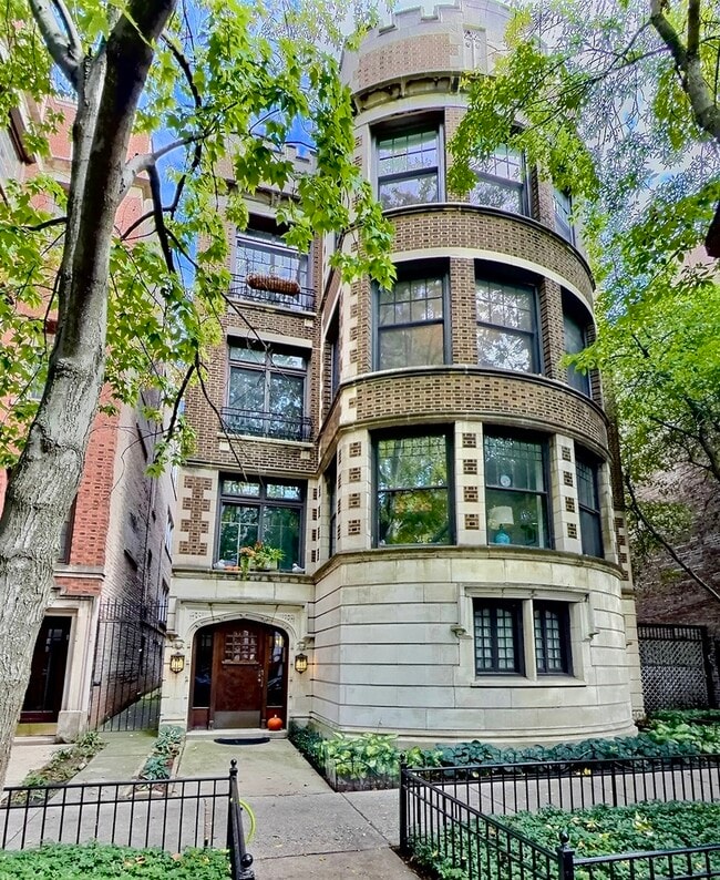 property at 2921 N Pine Grove Ave