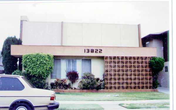 13822 Hawthorne Way in Hawthorne, CA - Building Photo - Building Photo