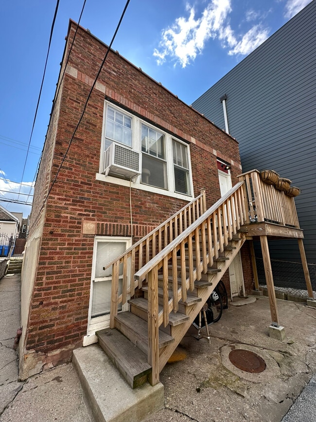 2423 W Cortez St, Unit Coach House, Unit Coach House