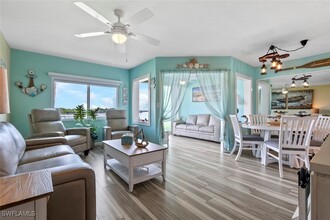 896 Buttonwood Dr in Fort Myers Beach, FL - Building Photo - Building Photo