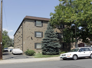 Knollwood and Tanglewood Apartments in Englewood, CO - Building Photo - Building Photo