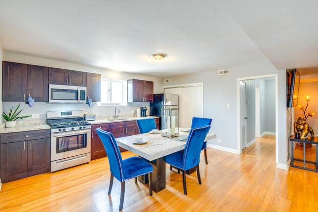 8136 S Kedzie Ave in Chicago, IL - Building Photo - Building Photo