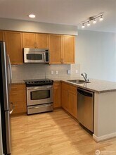 180 Harbor Square Loop NE in Bainbridge Island, WA - Building Photo - Building Photo