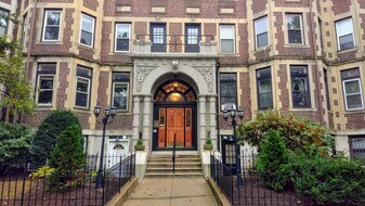 390 Riverway, Unit 16 in Boston, MA - Building Photo