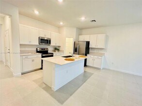 6949 Harbours Edge Ave in Greenacres, FL - Foto de edificio - Building Photo