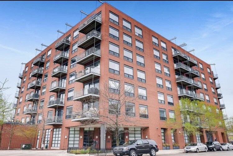 859 W Erie St in Chicago, IL - Building Photo