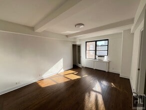 FIFTH AVENUE, Unit 16F in New York, NY - Building Photo - Building Photo
