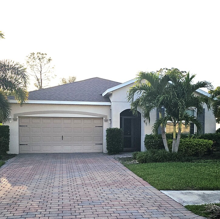 3141 Amadora Cir in Cape Coral, FL - Building Photo