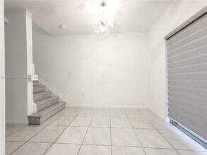 541 NE 4th Ln in Florida City, FL - Foto de edificio - Building Photo