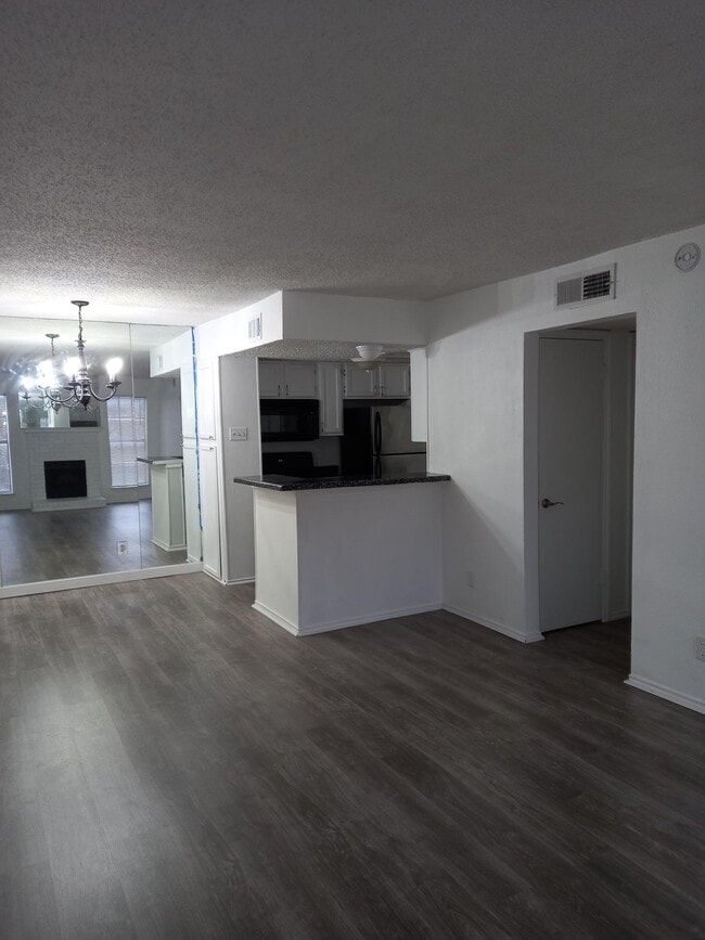 9520 Royal Ln, Unit C215 in Dallas, TX - Building Photo - Building Photo