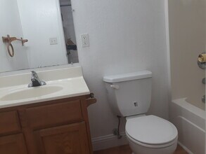 428 W Dee St, Unit 15 in Lebanon, IL - Foto de edificio - Building Photo
