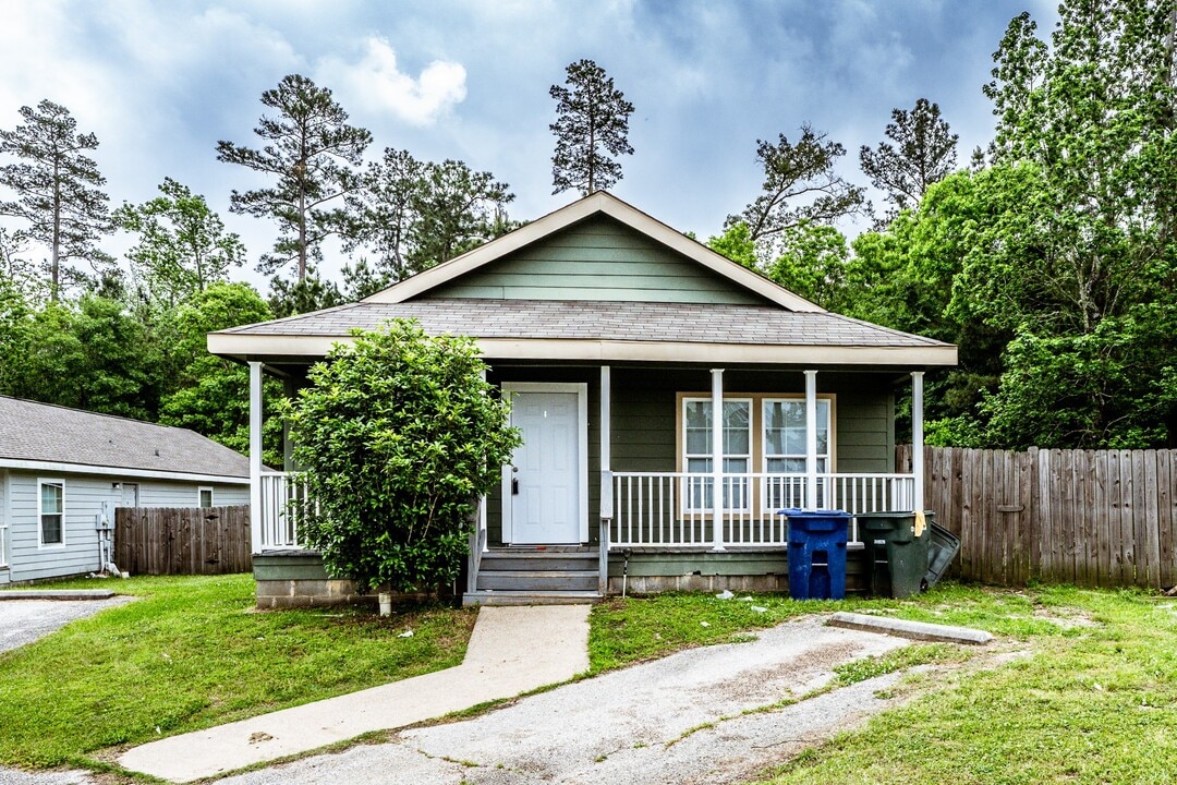 108 Varsity Dr in Huntsville, TX - Building Photo