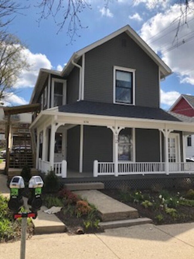 412 E 4th St, Unit 1 in Bloomington, IN - Foto de edificio - Building Photo