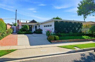 950 Marvista Ave in Seal Beach, CA - Building Photo