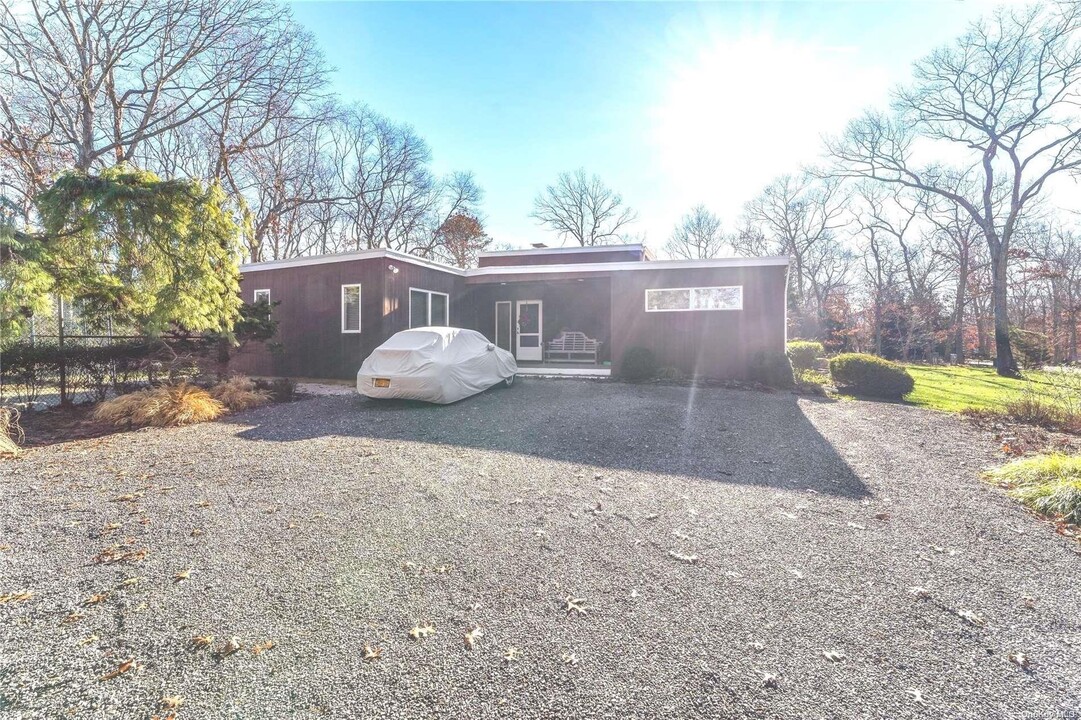 4 Eastridge Ct in Westhampton, NY - Building Photo